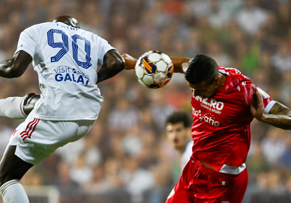 Fază controversată de arbitraj în prima repriză din Oțelul - FC Dinamo: gazdele au solicitat penalty