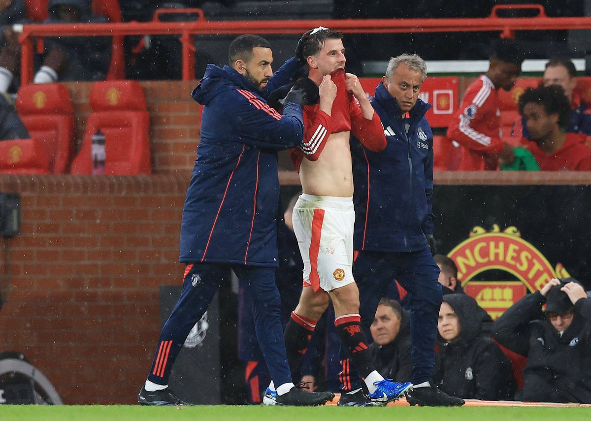 Radu Drăgușin i-a spart capul jucătorului de la Manchester United și l-a scos din joc