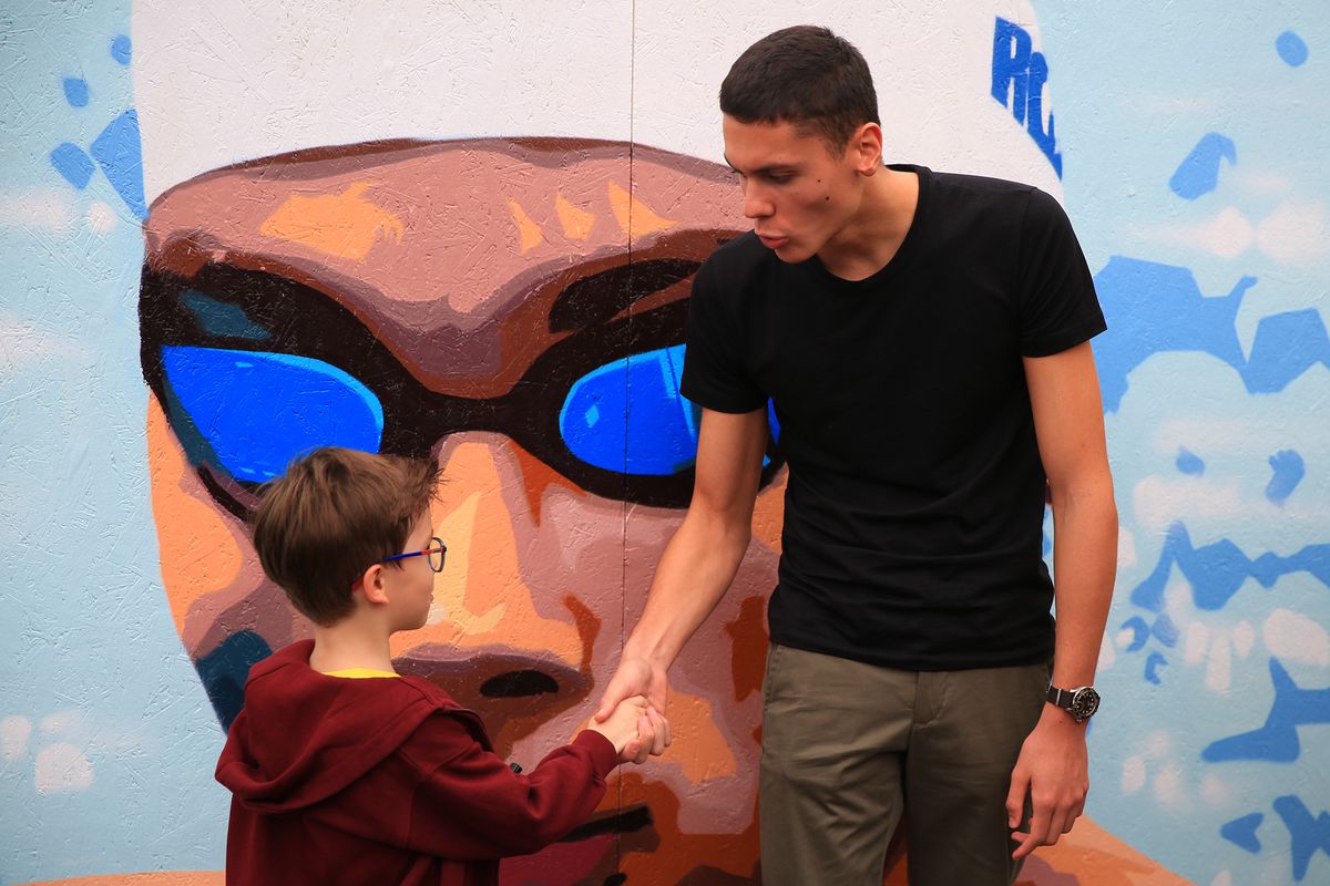 David Popovici și curiozitățile celor mici » Campionul olimpic de la Paris s-a întâlnit cu zeci de copii cărora le-a răspuns la întrebările lor diverse: „M-am simțit mulțumit și liniștit” + Ce urmează pentru înotător