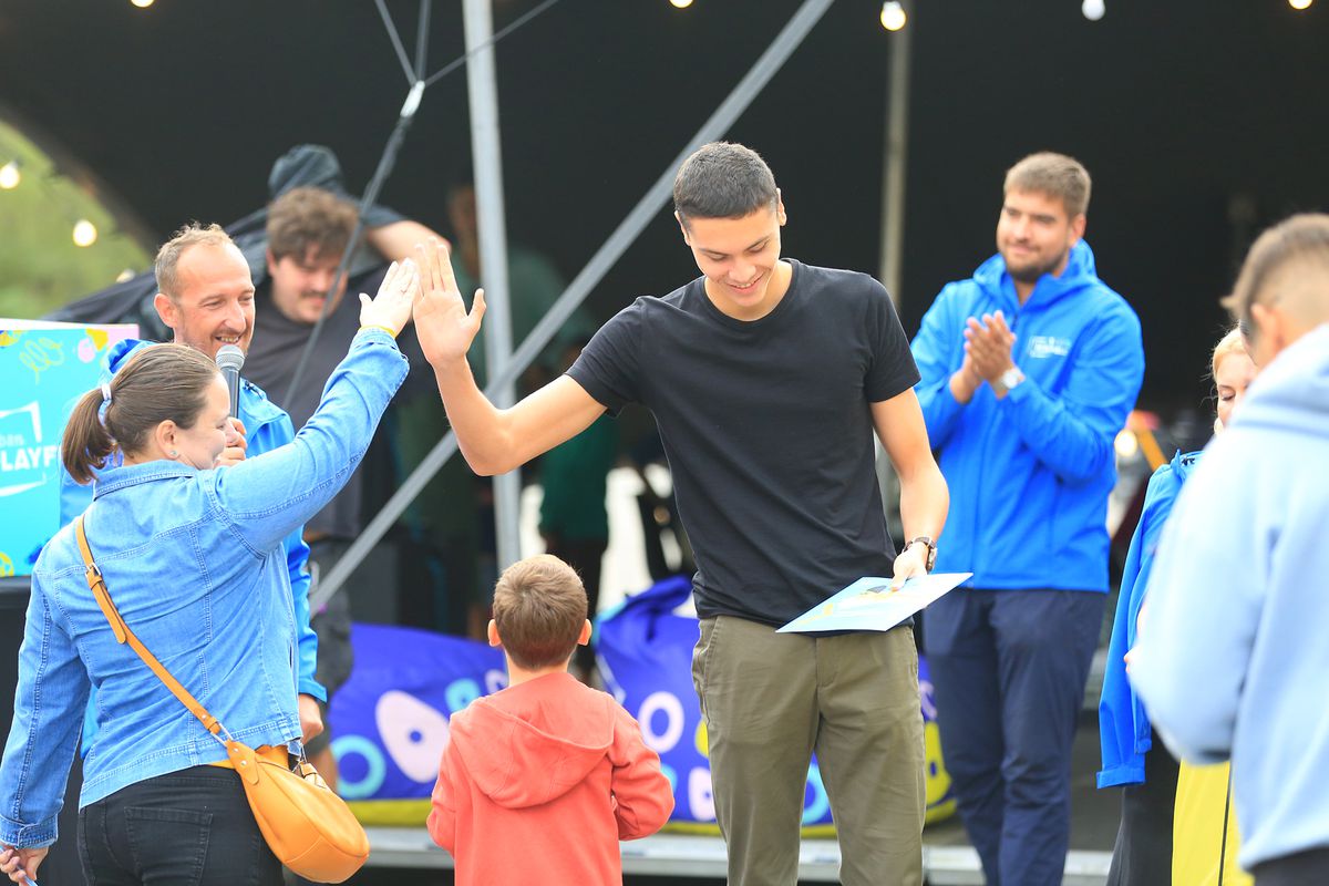 David Popovici și curiozitățile celor mici » Campionul olimpic de la Paris s-a întâlnit cu zeci de copii cărora le-a răspuns la întrebările lor diverse: „M-am simțit mulțumit și liniștit” + Ce urmează pentru înotător