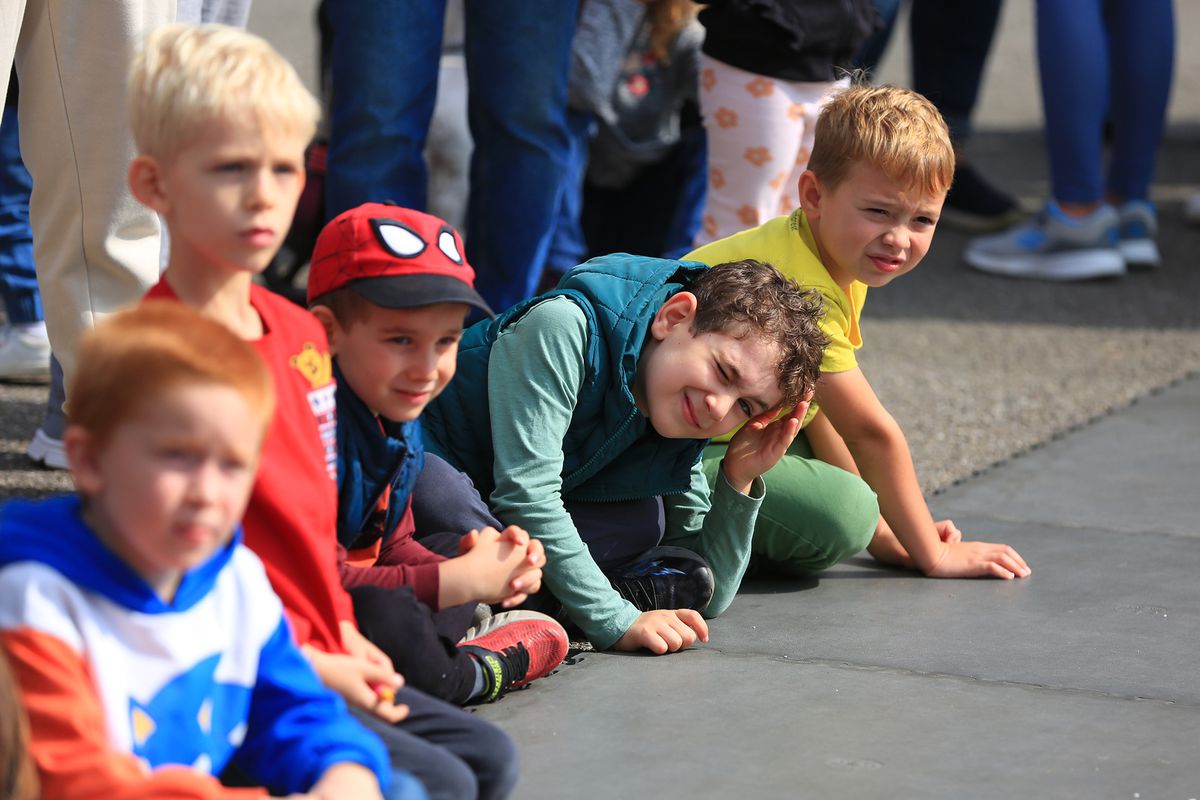 David Popovici și curiozitățile celor mici » Campionul olimpic de la Paris s-a întâlnit cu zeci de copii cărora le-a răspuns la întrebările lor diverse: „M-am simțit mulțumit și liniștit” + Ce urmează pentru înotător