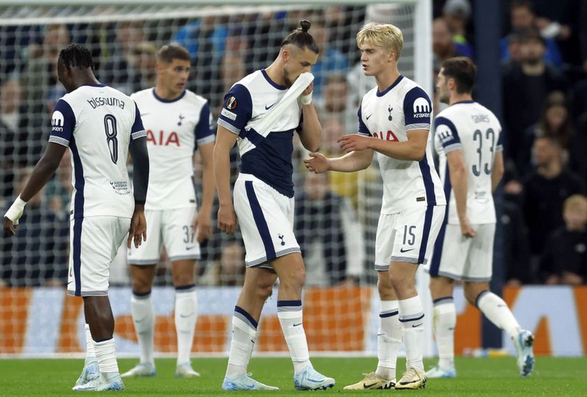 Radu Drăgușin a intrat în minutul minutul 81 al meciului Manchester United - Tottenham, scor 0-3. La doar câteva secunde, l-a scos din joc pe Mason Mount./ foto Imago Images