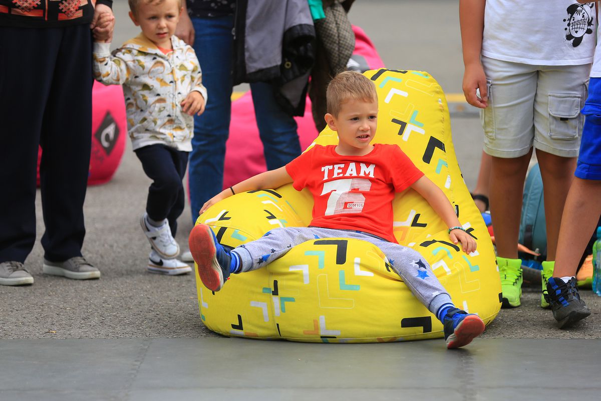 David Popovici și curiozitățile celor mici » Campionul olimpic de la Paris s-a întâlnit cu zeci de copii cărora le-a răspuns la întrebările lor diverse: „M-am simțit mulțumit și liniștit” + Ce urmează pentru înotător