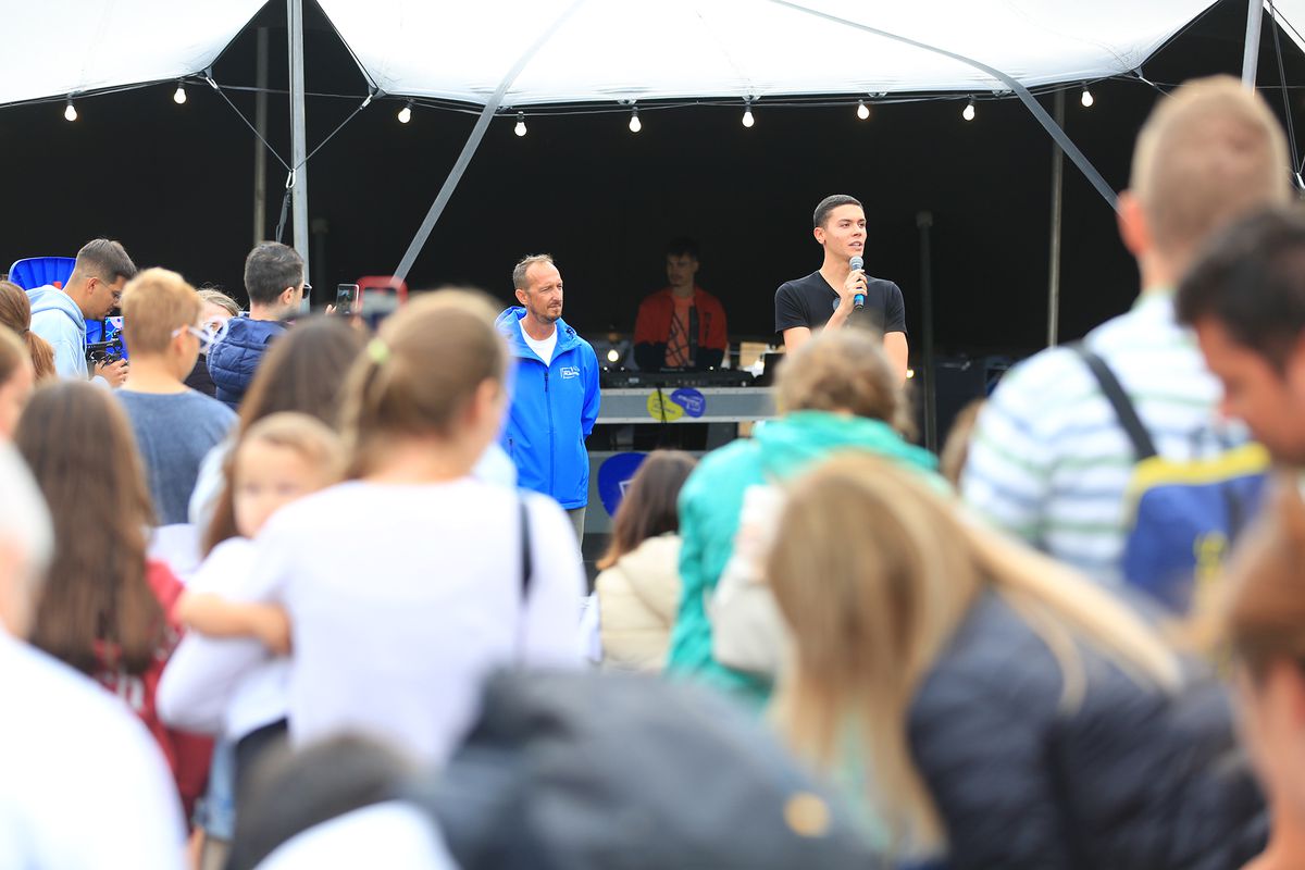 David Popovici și curiozitățile celor mici » Campionul olimpic de la Paris s-a întâlnit cu zeci de copii cărora le-a răspuns la întrebările lor diverse: „M-am simțit mulțumit și liniștit” + Ce urmează pentru înotător