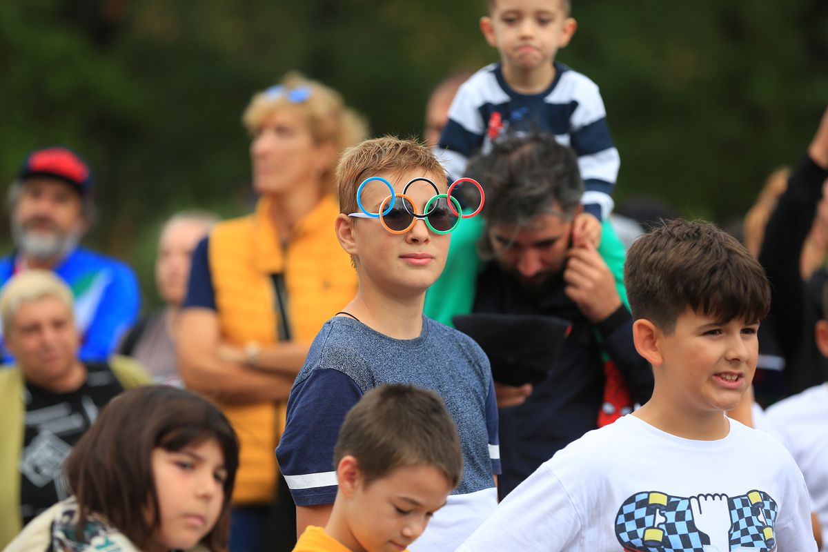 David Popovici și curiozitățile celor mici » Campionul olimpic de la Paris s-a întâlnit cu zeci de copii cărora le-a răspuns la întrebările lor diverse: „M-am simțit mulțumit și liniștit” + Ce urmează pentru înotător