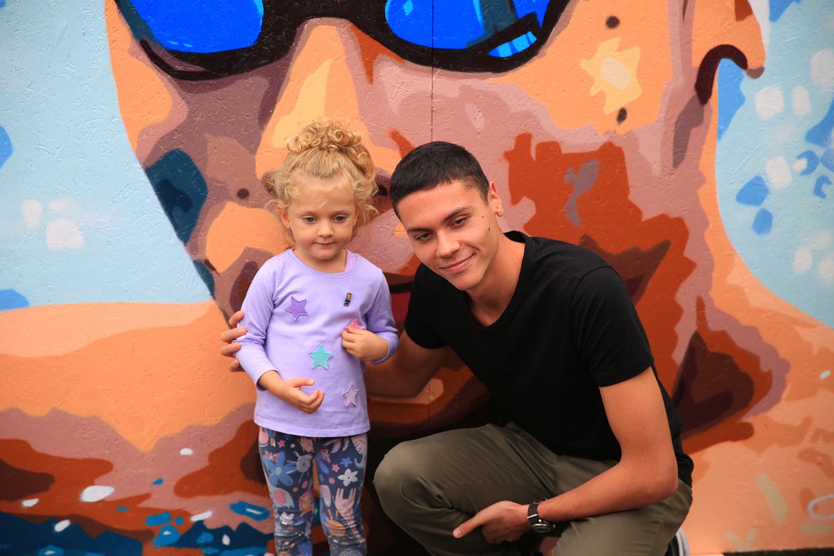 David Popovici și curiozitățile celor mici » Campionul olimpic de la Paris s-a întâlnit cu zeci de copii cărora le-a răspuns la întrebările lor diverse: „M-am simțit mulțumit și liniștit” + Ce urmează pentru înotător