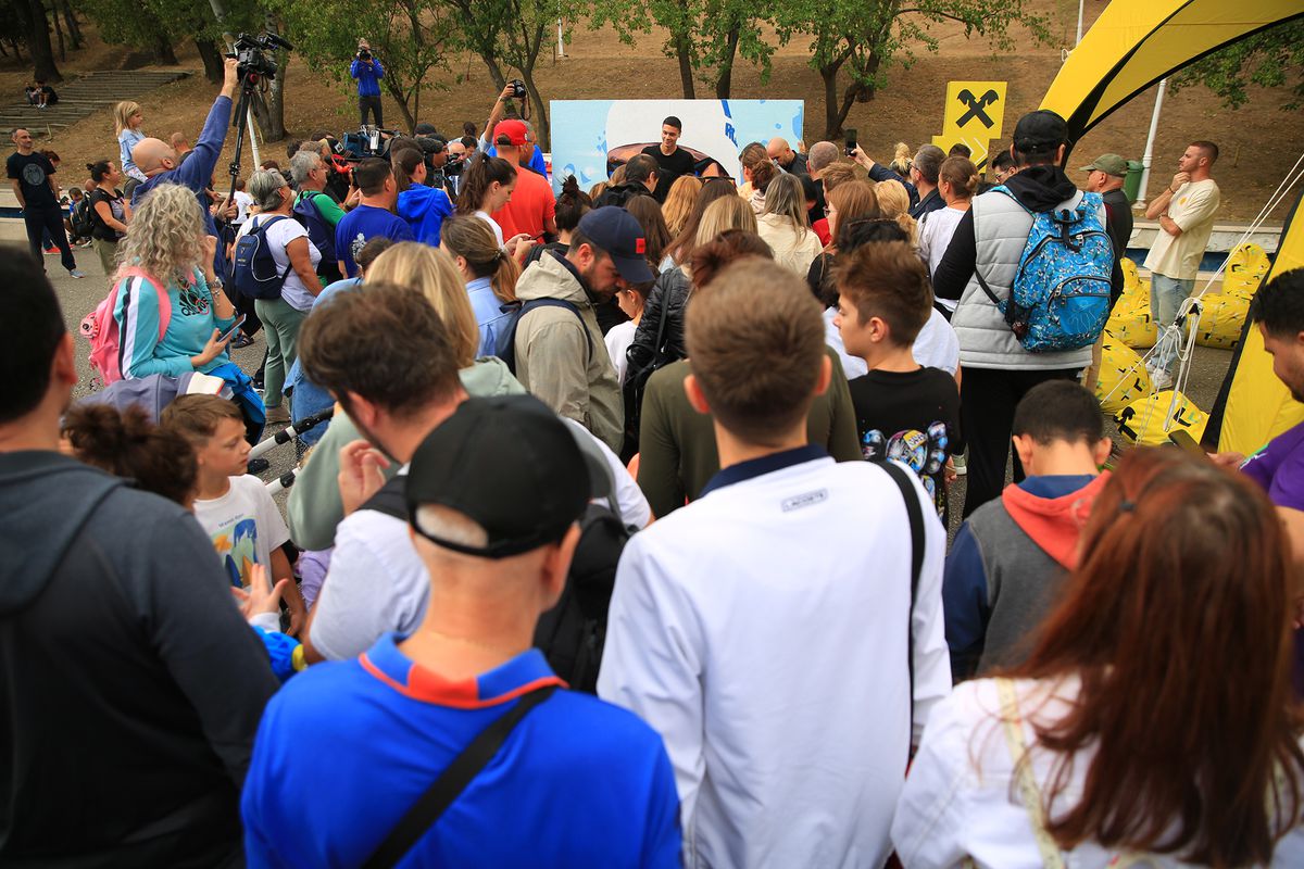 David Popovici și curiozitățile celor mici » Campionul olimpic de la Paris s-a întâlnit cu zeci de copii cărora le-a răspuns la întrebările lor diverse: „M-am simțit mulțumit și liniștit” + Ce urmează pentru înotător