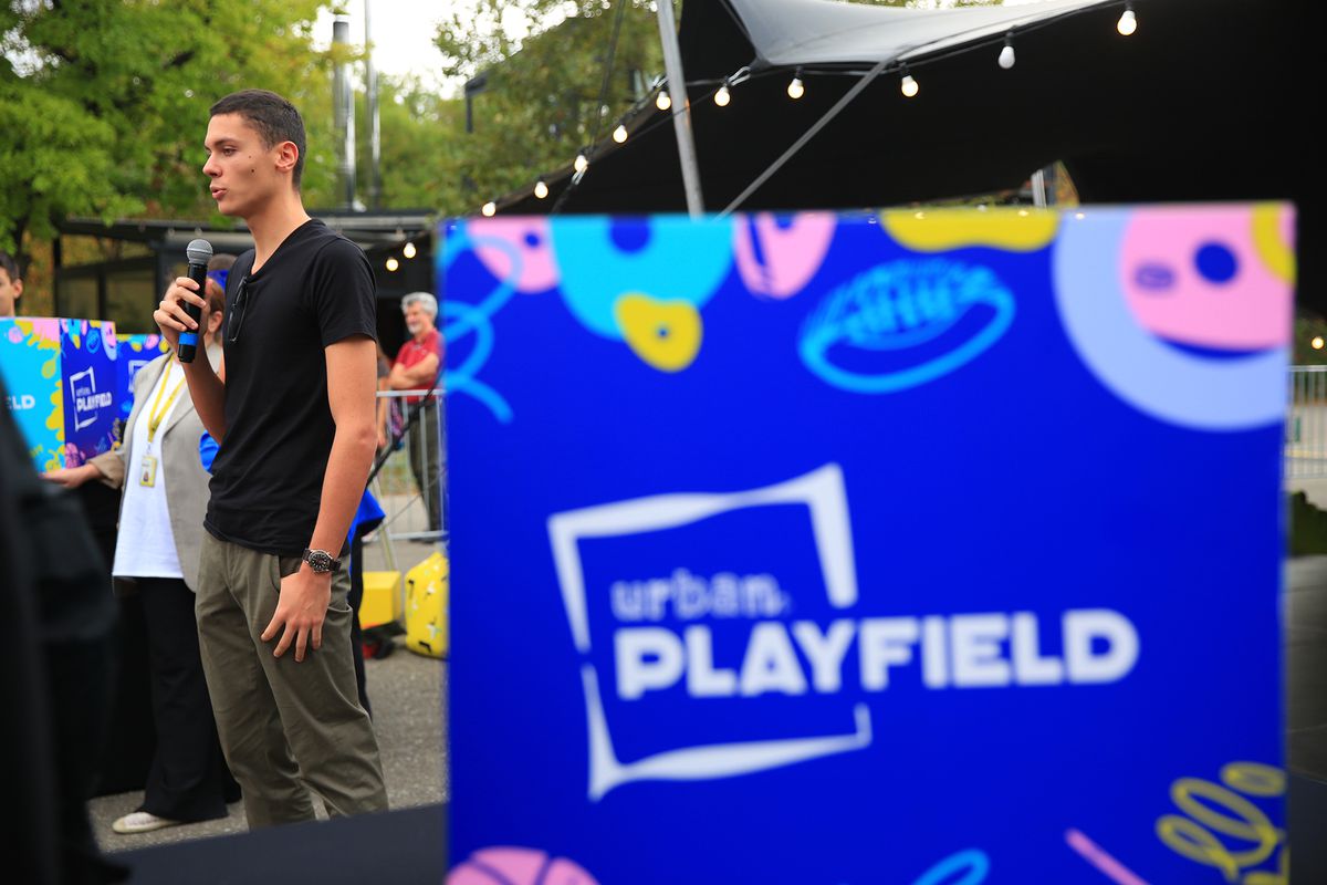 David Popovici și curiozitățile celor mici » Campionul olimpic de la Paris s-a întâlnit cu zeci de copii cărora le-a răspuns la întrebările lor diverse: „M-am simțit mulțumit și liniștit” + Ce urmează pentru înotător