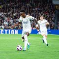 Andrei Rațiu, într-un duel cu Vinicius Junior, în remiza albă cu Real Madrid din noiembrie 2023 / Foto: Imago