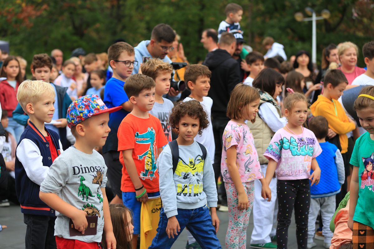 David Popovici și curiozitățile celor mici » Campionul olimpic de la Paris s-a întâlnit cu zeci de copii cărora le-a răspuns la întrebările lor diverse: „M-am simțit mulțumit și liniștit” + Ce urmează pentru înotător