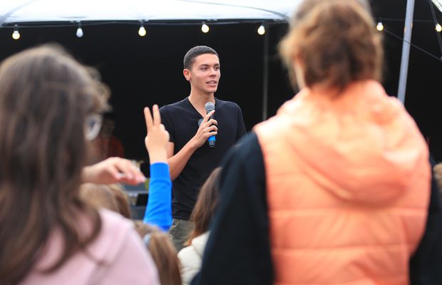 David Popovici s-a implicat într-o campanie dedicată tinerilor și derulată de Academia lui Titi Aur