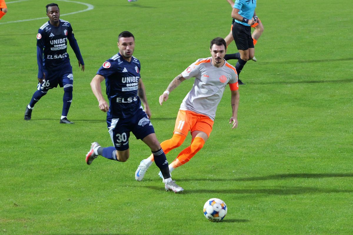 Probleme la Botoșani: Leo Grozavu a apărut bandajat, doi fotbaliști s-au simțit rău: „Stare de greață”