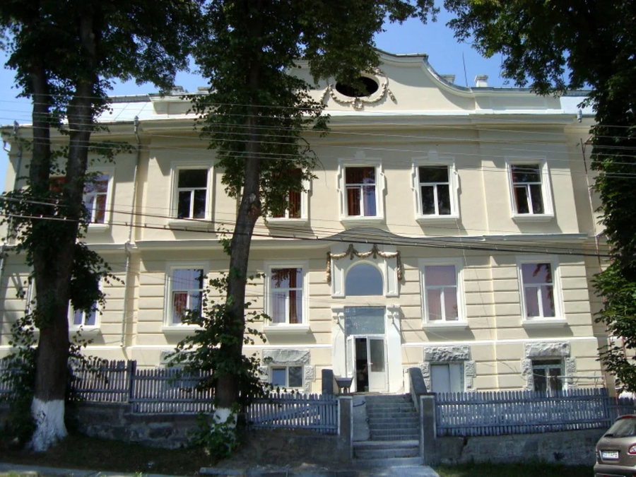 Așa arată azi una dintre clădirile vechiului sanatoriu din Solca, transformat acum într-un cămin de bătrâni. Foto: suceava.info.ro Colțul de rai din România pe care au pus ochii Mircea Lucescu și Gigi Becali: „Planuri pentru bază de pregătire” + „Suntem dispuși să le oferim 7 hectare de parc”