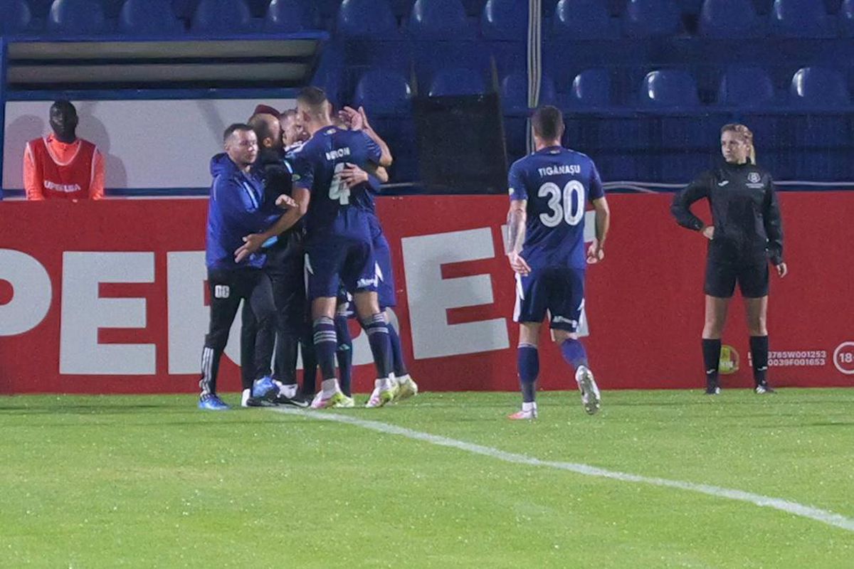 Probleme la Botoșani: Leo Grozavu a apărut bandajat, doi fotbaliști s-au simțit rău: „Stare de greață”