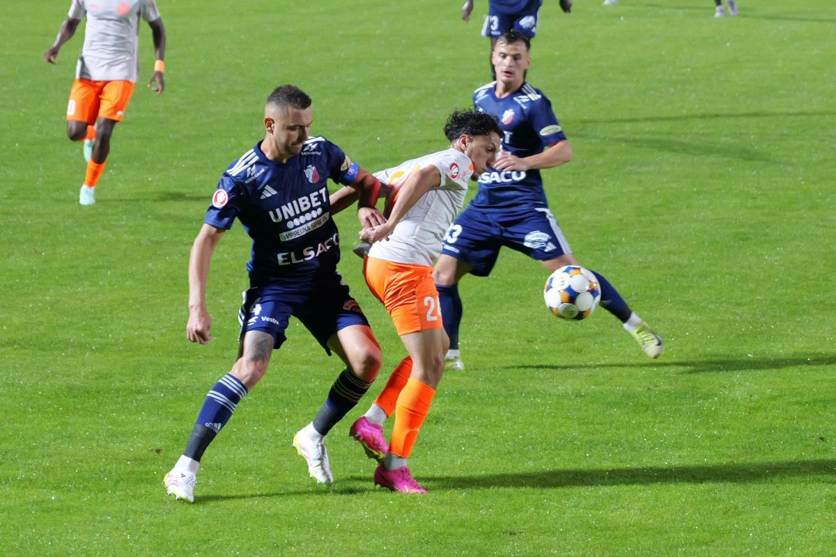 Probleme la Botoșani: Leo Grozavu a apărut bandajat, doi fotbaliști s-au simțit rău: „Stare de greață”