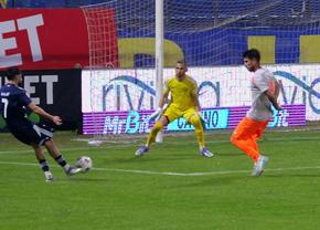 ROȘU direct în Metaloglobus - FC Botoșani » Imediat, gol minunat din lovitură liberă
