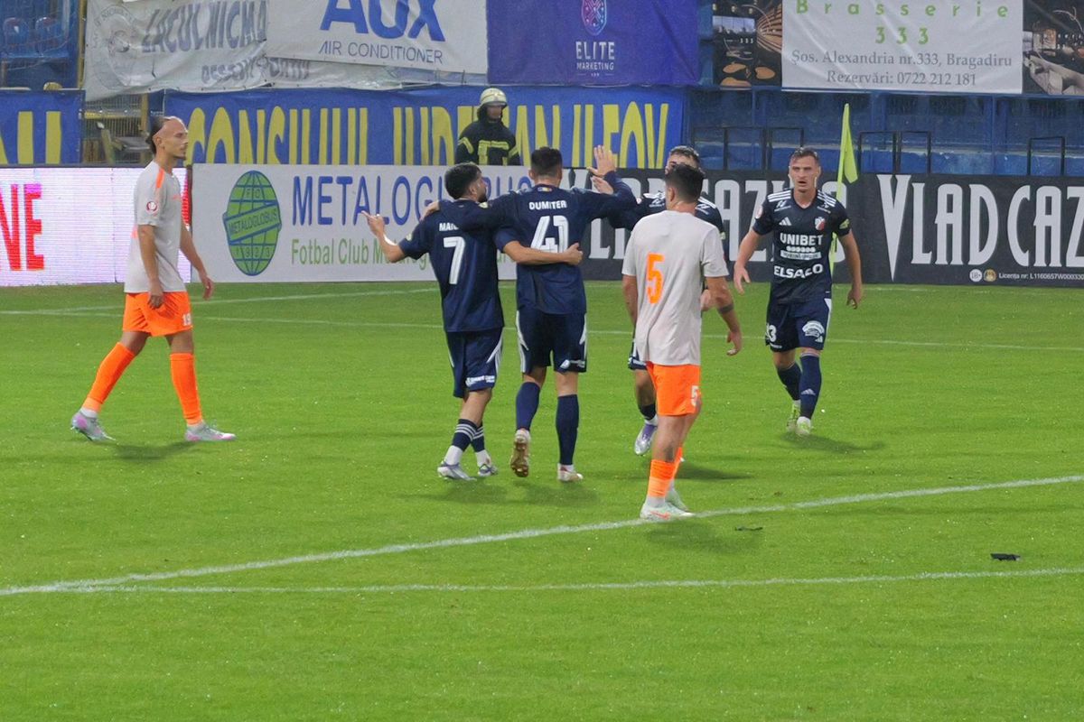 Probleme la Botoșani: Leo Grozavu a apărut bandajat, doi fotbaliști s-au simțit rău: „Stare de greață”