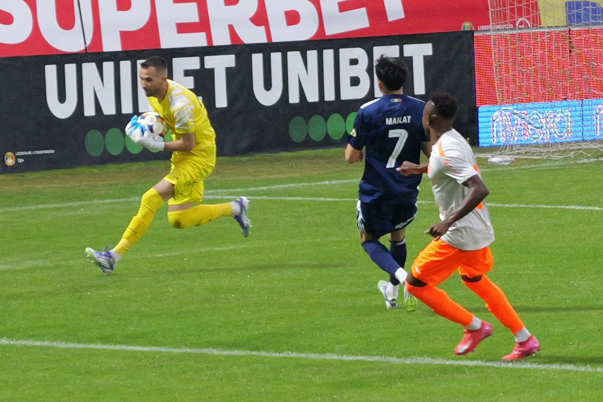 Probleme la Botoșani: Leo Grozavu a apărut bandajat, doi fotbaliști s-au simțit rău: „Stare de greață”