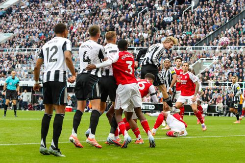 Nick Woltemade înscrie cu capul, pentru Newcastle, în duelul cu Arsenal (1-2) / Foto: Imago