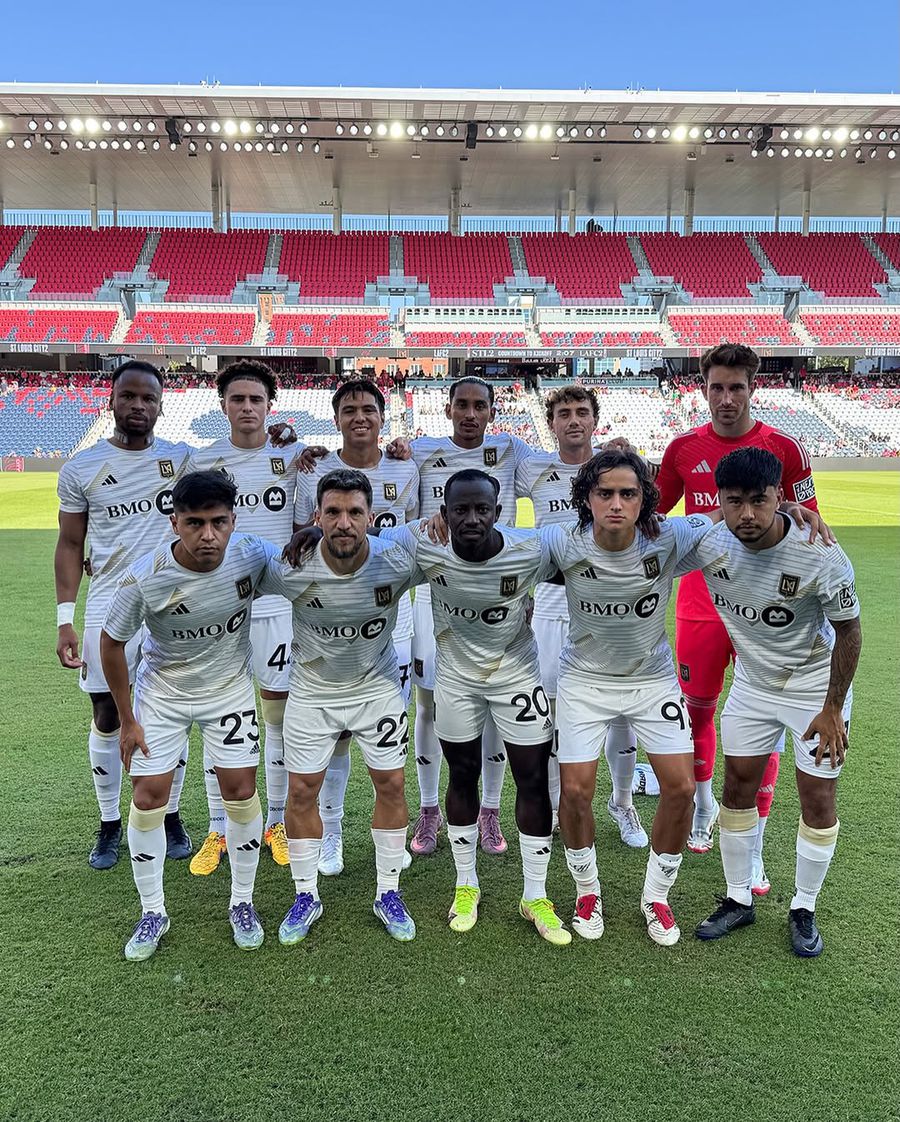Alex Băluță (al doilea de jos, de la stânga la dreapta) a debutat pentru echipa secundă a celor de la Los Angeles FC. FOTO: Instagram @lafc_2 Alex Băluță, direct la echipa a doua a lui Los Angeles FC! Ce s-a întâmplat în SUA