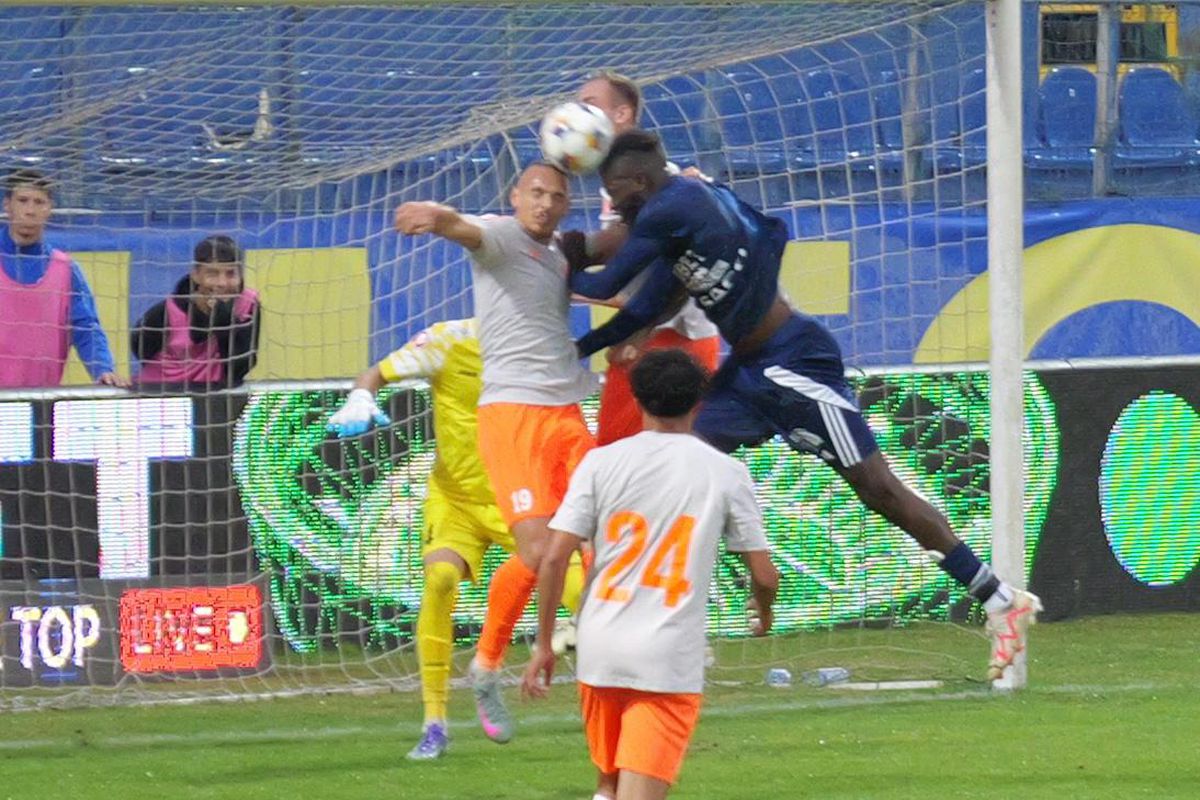 Probleme la Botoșani: Leo Grozavu a apărut bandajat, doi fotbaliști s-au simțit rău: „Stare de greață”