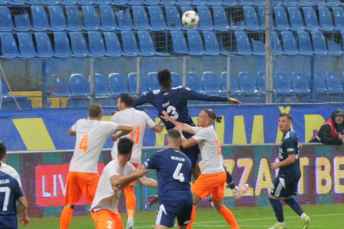 Probleme la Botoșani: Leo Grozavu a apărut bandajat, doi fotbaliști s-au simțit rău: „Stare de greață”