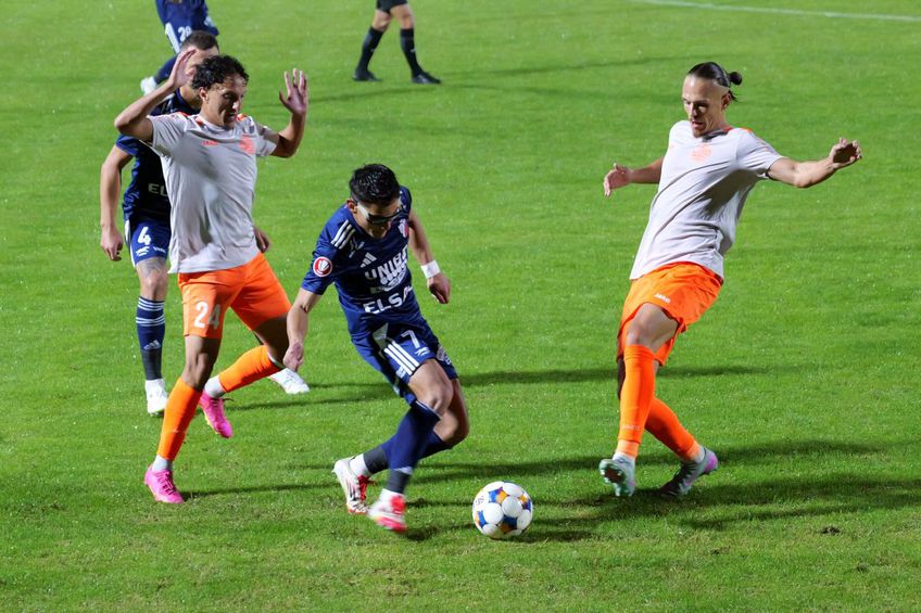 Narcis Ilaș, flancat de Zakir și Pasagic în Metaloglobus - FC Botoșani // foto: Andrei Furnigă (GSP)