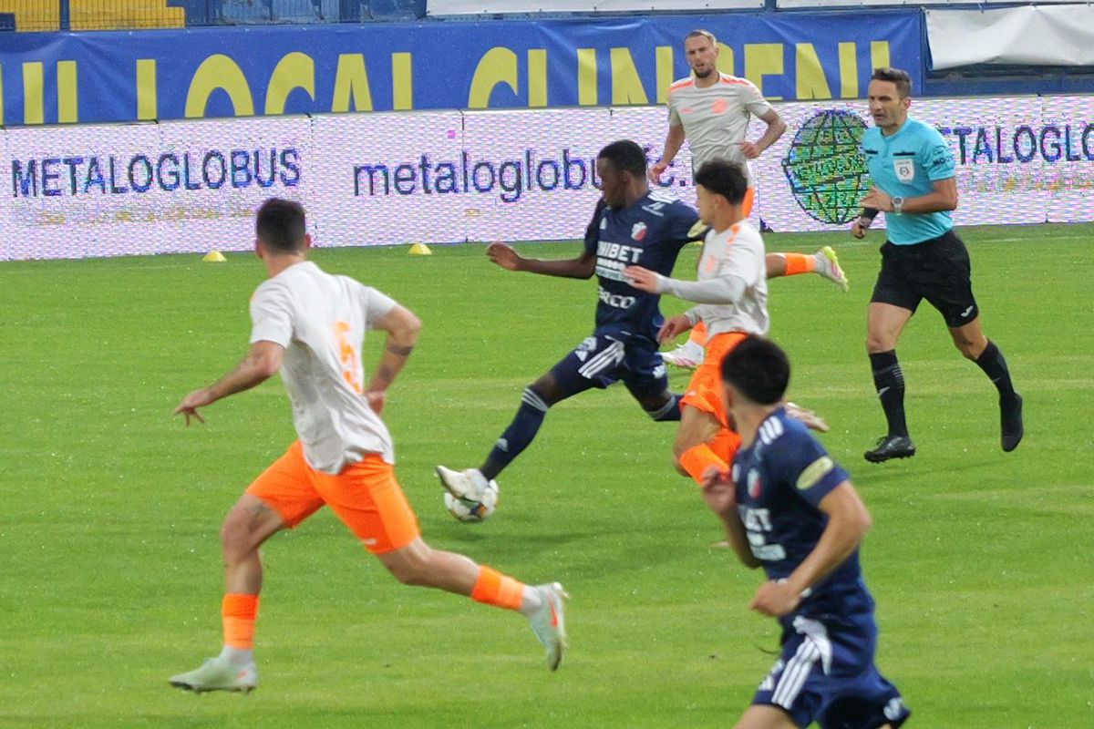 Probleme la Botoșani: Leo Grozavu a apărut bandajat, doi fotbaliști s-au simțit rău: „Stare de greață”