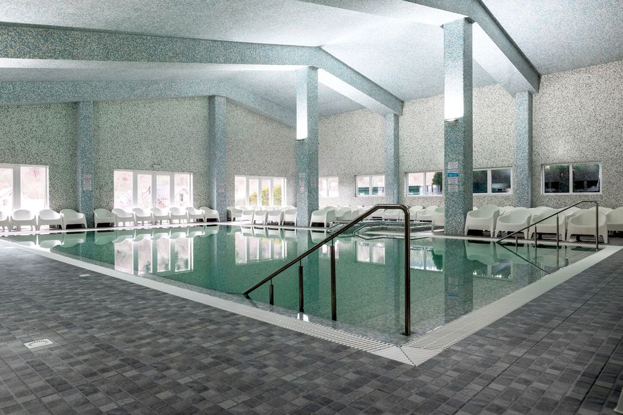 În Solca funcționează azi un modern centru SPA, care utilizează izvoarele de apă sărată din localitate. Foto: bailesaratesolca.ro Colțul de rai din România pe care au pus ochii Mircea Lucescu și Gigi Becali: „Planuri pentru bază de pregătire” + „Suntem dispuși să le oferim 7 hectare de parc”