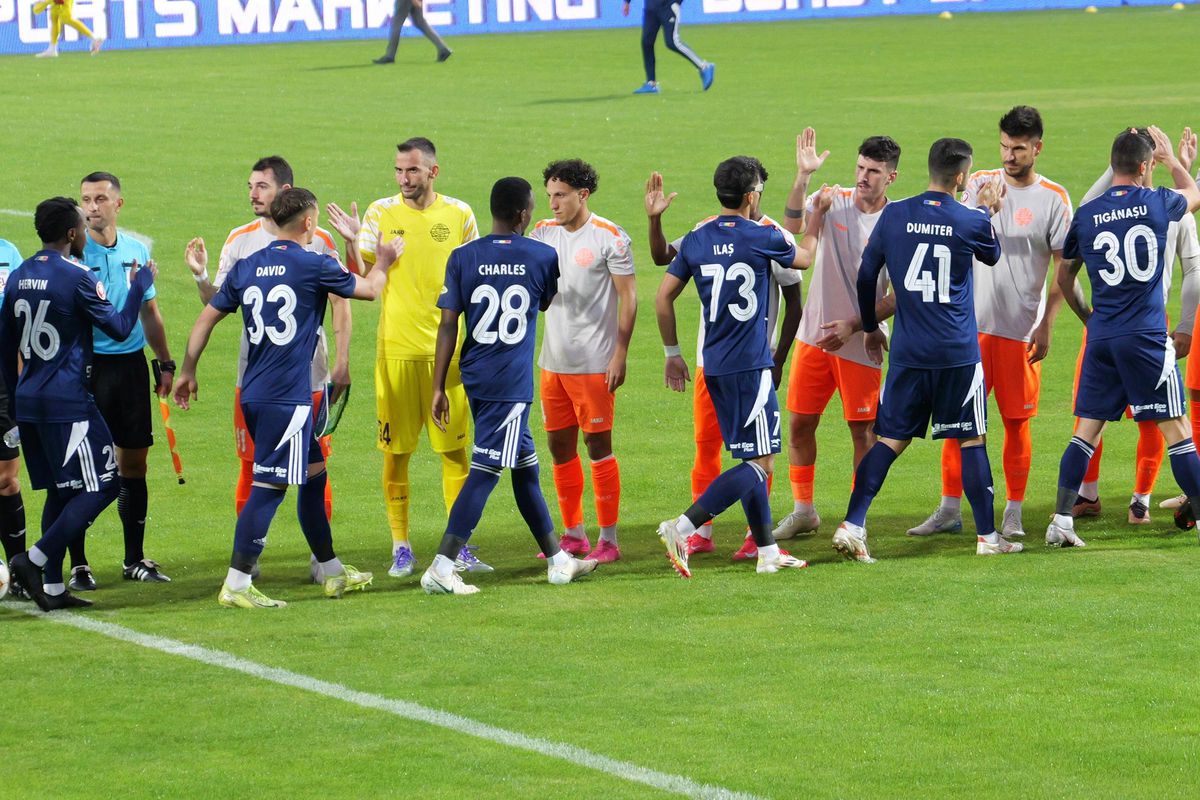 Probleme la Botoșani: Leo Grozavu a apărut bandajat, doi fotbaliști s-au simțit rău: „Stare de greață”