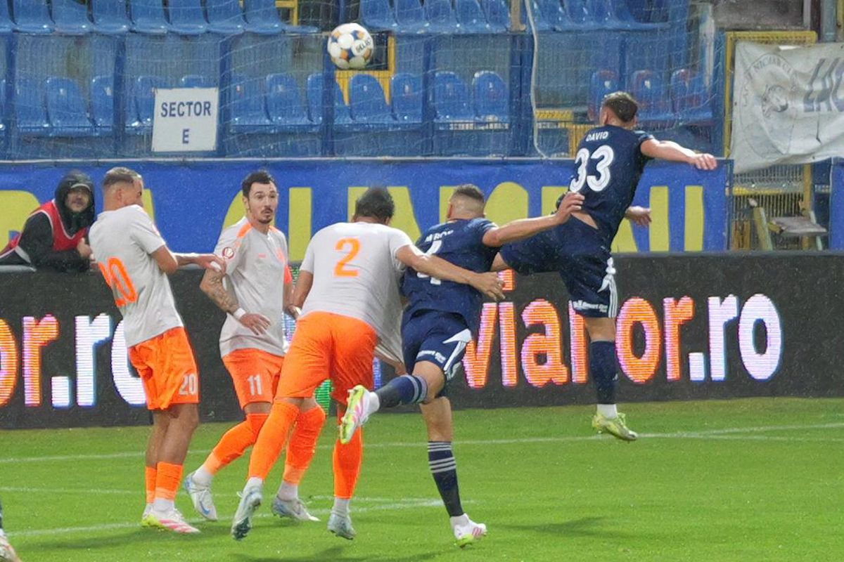 Probleme la Botoșani: Leo Grozavu a apărut bandajat, doi fotbaliști s-au simțit rău: „Stare de greață”