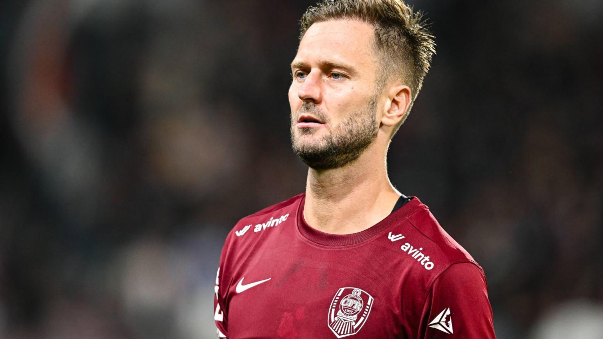 Damjan Djokovic pe terenul de fotbal în timpul unui meci, în contextul anchetei FRF privind trucarea meciurilor și sancțiuni FRF cu risc de retrogradare CFR Cluj. | sursa foto: Gazeta Sporturilor