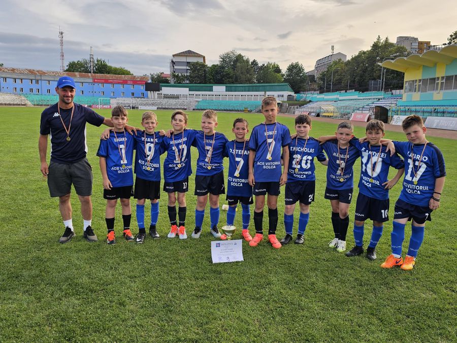 Andrei Șulschi alături de o parte dintre copiii de la Viitorul Solca, la o competiție desfășurată la Suceava. Foto: facebook/andreisulschi Colțul de rai din România pe care au pus ochii Mircea Lucescu și Gigi Becali: „Planuri pentru bază de pregătire” + „Suntem dispuși să le oferim 7 hectare de parc”