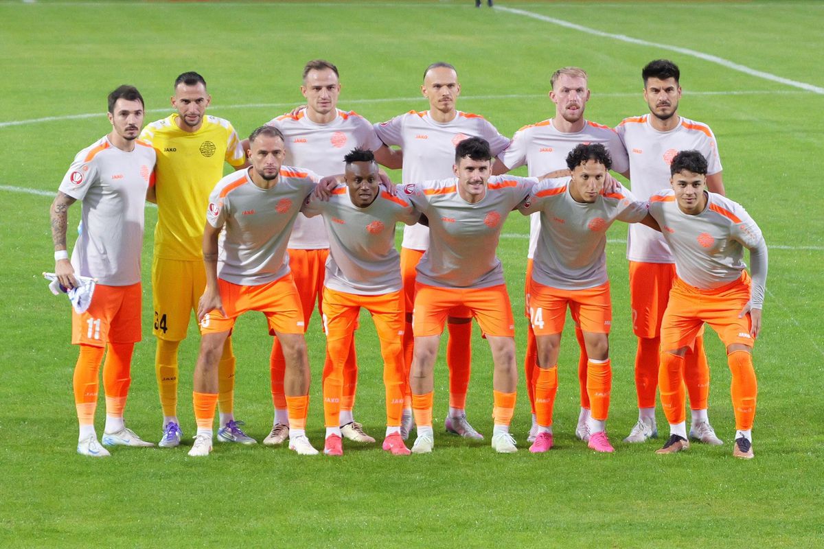 Probleme la Botoșani: Leo Grozavu a apărut bandajat, doi fotbaliști s-au simțit rău: „Stare de greață”