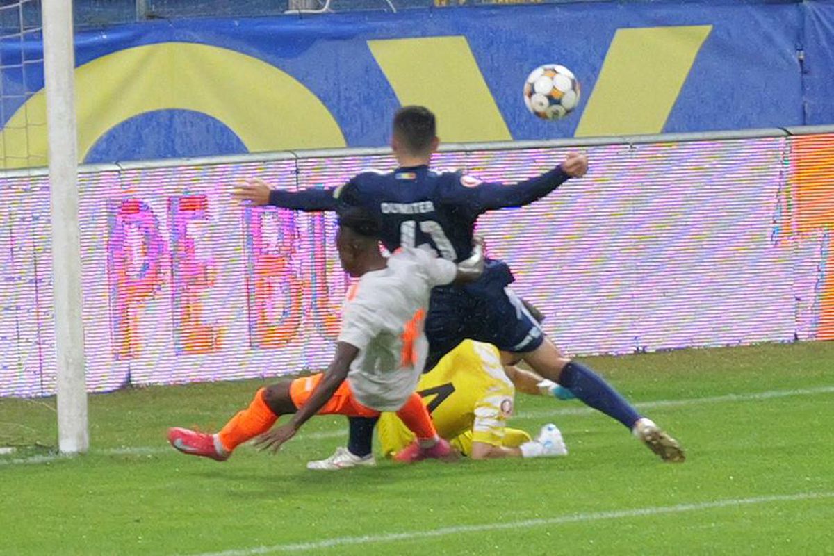 Probleme la Botoșani: Leo Grozavu a apărut bandajat, doi fotbaliști s-au simțit rău: „Stare de greață”