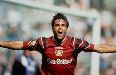 Nume de cod: „Knut Krüger”. Singurul fotbalist care a jucat 100 de meciuri pentru două naționale, a fost informator al Stasi și etichetat drept „potențial fugar”