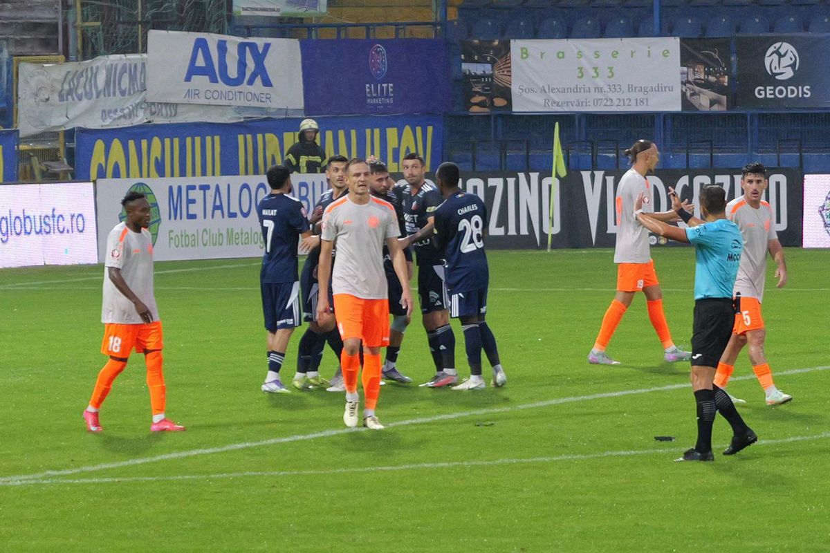 Probleme la Botoșani: Leo Grozavu a apărut bandajat, doi fotbaliști s-au simțit rău: „Stare de greață”