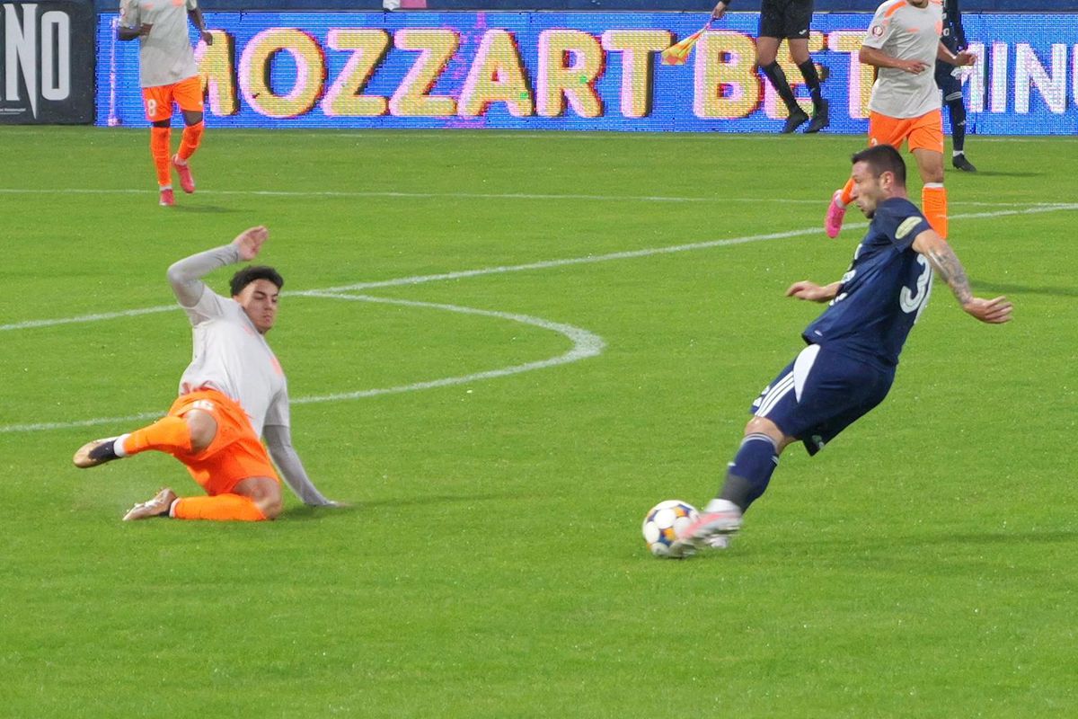 Probleme la Botoșani: Leo Grozavu a apărut bandajat, doi fotbaliști s-au simțit rău: „Stare de greață”