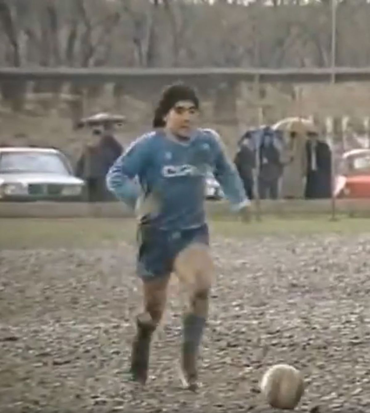 Diego Maradona meci în noroi