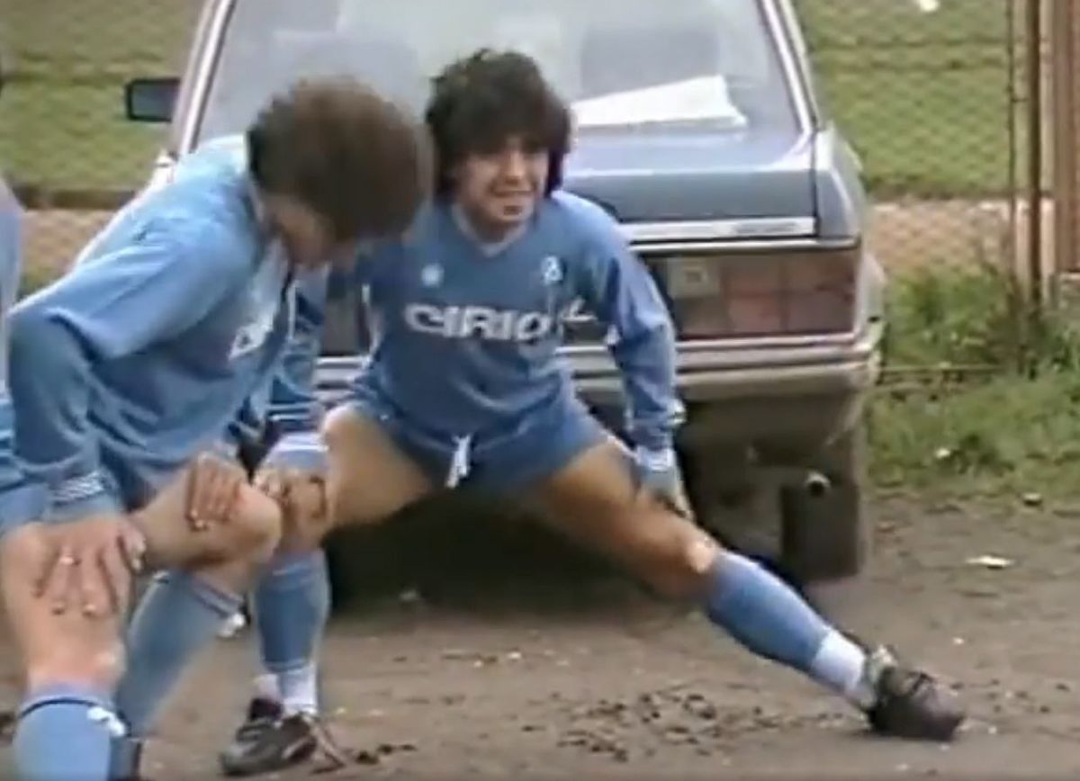 Diego Maradona meci în noroi