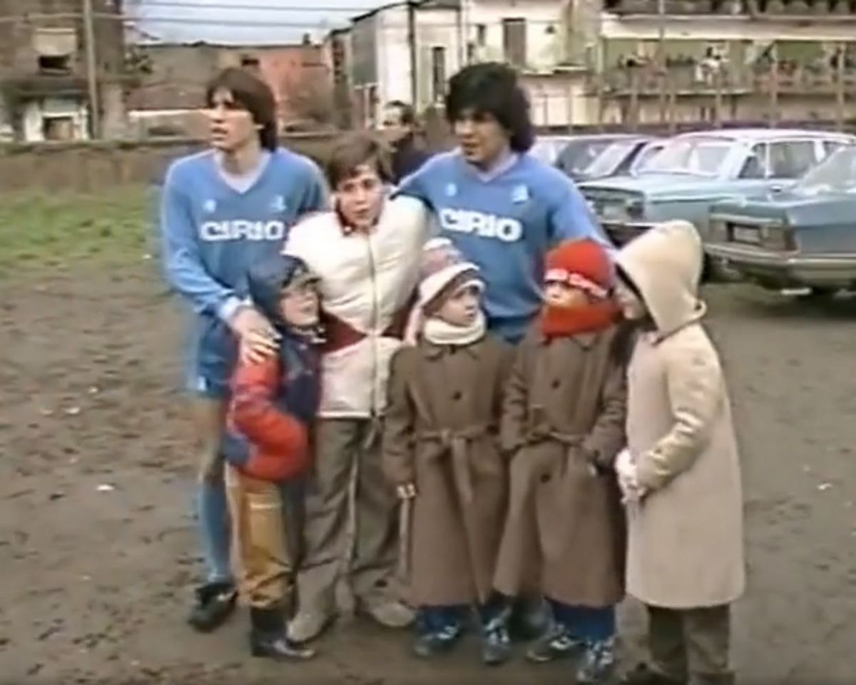 Diego Maradona meci în noroi