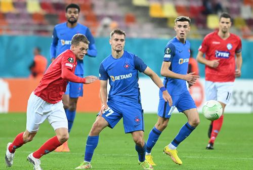 Octavian Popescu (dreapta, albastru), ]n meciul FCSB - Silkeborg 0-5/ foto Imago Images