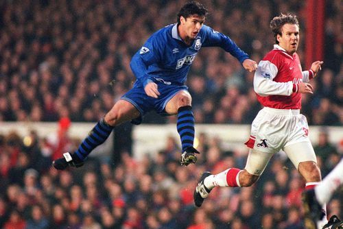 Gary Speed (stânga) și Paul Merson (dreapta), în partida Arsenal - Everton, din 1997. Foto: Imago Images