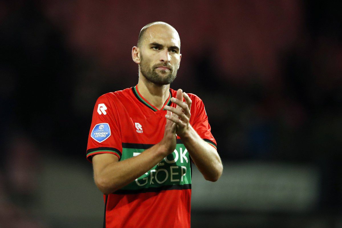 Scene cutremurătoare la AZ Alkmaar - NEC Nijmegen » Bas Dost, resuscitat pe gazon, după ce s-a prăbușit în timpul meciului! Partida a fost abandonată