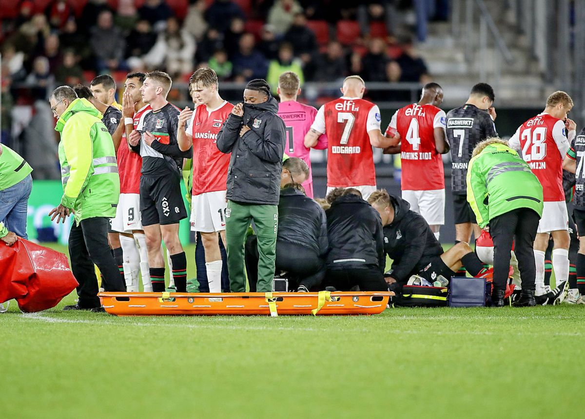 Scene cutremurătoare la AZ Alkmaar - NEC Nijmegen » Bas Dost, resuscitat pe gazon, după ce s-a prăbușit în timpul meciului! Partida a fost abandonată