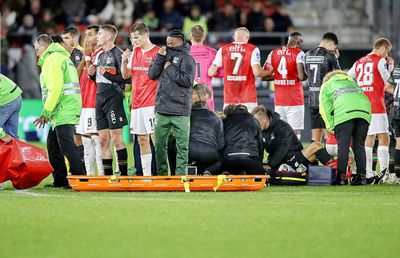 Scene cutremurătoare la AZ Alkmaar - NEC Nijmegen » Bas Dost, resuscitat pe gazon, după ce s-a prăbușit în timpul meciului! Partida a fost abandonată