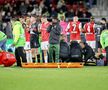 Bas Dost (34 de ani), atacantul lui NEC Nijmegen, s-a prăbușit în timpul meciului cu AZ Alkmaar. Jucătorul a fost resuscitat de medici chiar pe gazon. Foto: Imago