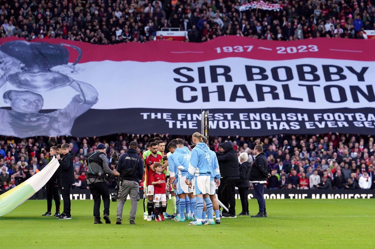 Momente speciale pe Old Trafford » Legendarul Sir Bobby Charlton, omagiat înainte de derby-ul din Manchester