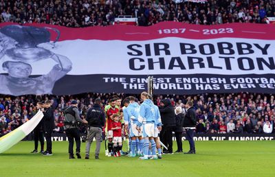 Momente speciale pe Old Trafford » Legendarul Sir Bobby Charlton, omagiat înainte de derby-ul din Manchester
