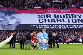 Momente speciale pe Old Trafford » Legendarul Sir Bobby Charlton, omagiat înainte de derby-ul din Manchester